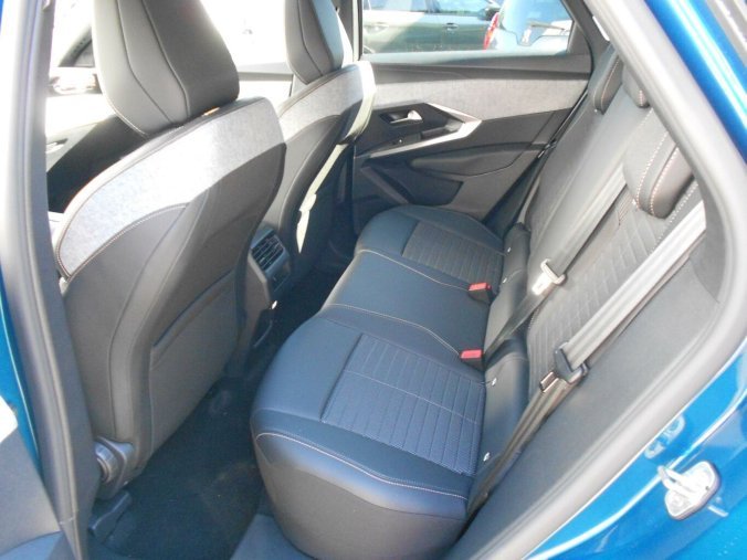 Peugeot 3008, Peugeot 3008 ALLURE Hybrid 136 e-DCS6, barva modrá