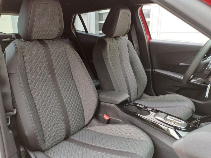 Peugeot 2008, Peugeot 2008 ALLURE Hybrid 110 e-DCS6, barva červená