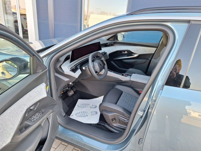 Peugeot 5008, Peugeot 5008 ALLURE Hybrid 136 e-DCS6, barva modrá