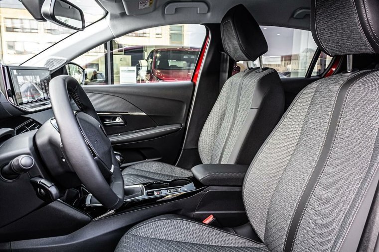 Peugeot 208, Peugeot 208 1,2 ALLURE PureTech 100 S&S MA, barva červená