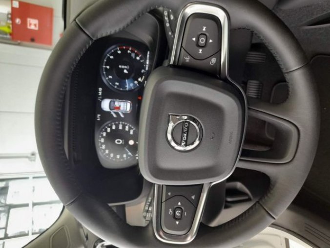 Volvo XC40, T3 1.5L 163 HP MOMENTUM PRO AT, barva bílá
