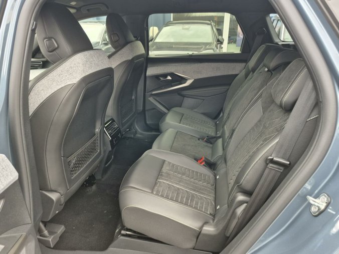 Peugeot 5008, Peugeot 5008 GT Hybrid 136 e-DCS6, barva modrá