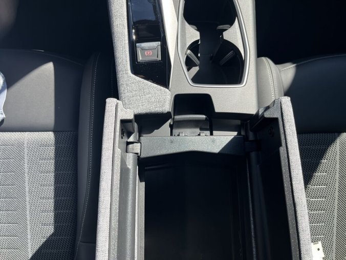 Peugeot 5008, Peugeot 5008 GT Hybrid 145 e-DCS6, barva bílá
