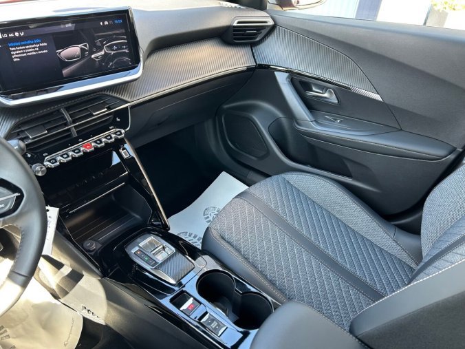 Peugeot 2008, Peugeot 2008 ALLURE Hybrid 145k e-DCS6, barva červená