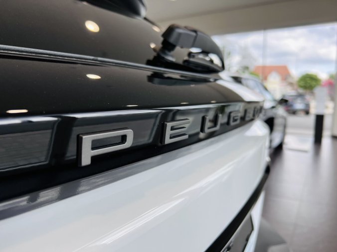 Peugeot 2008, Peugeot 2008 GT Elektro, e-dojezd 341km, barva bílá