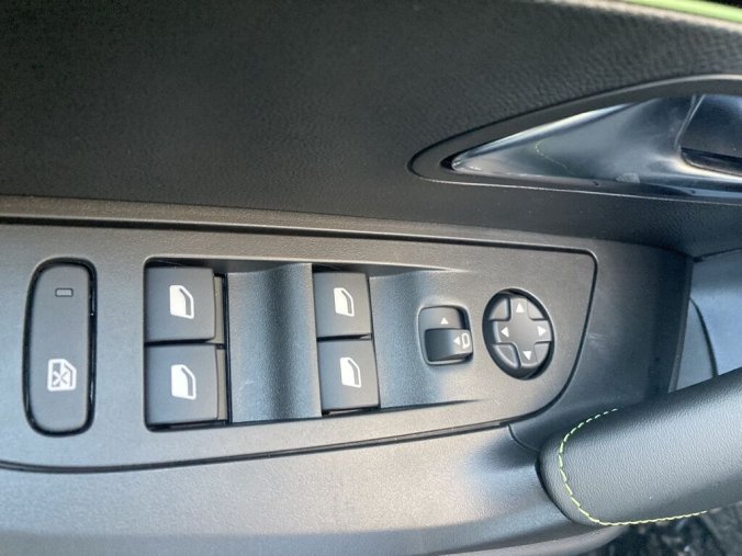 Peugeot 2008, Peugeot 2008 GT Elektromotor 115 kW / 156 k (Baterie 54 kWh), barva šedá
