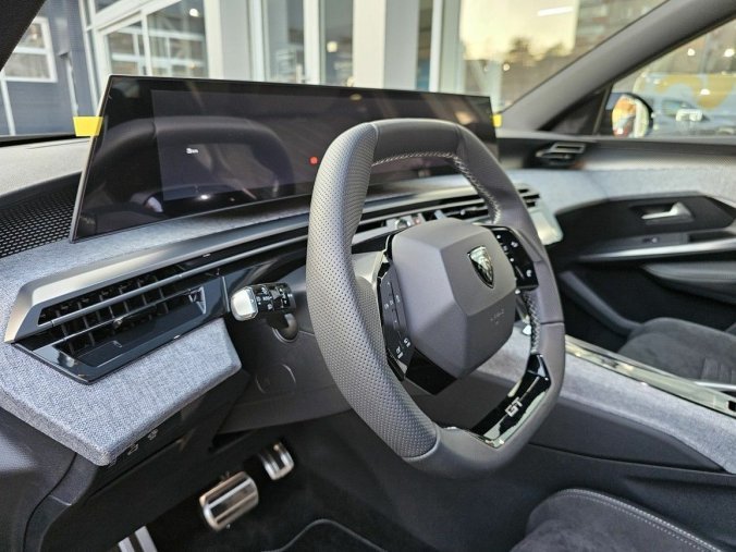 Peugeot 5008, Peugeot 5008 GT Hybrid 145 e-DCS6, barva šedá