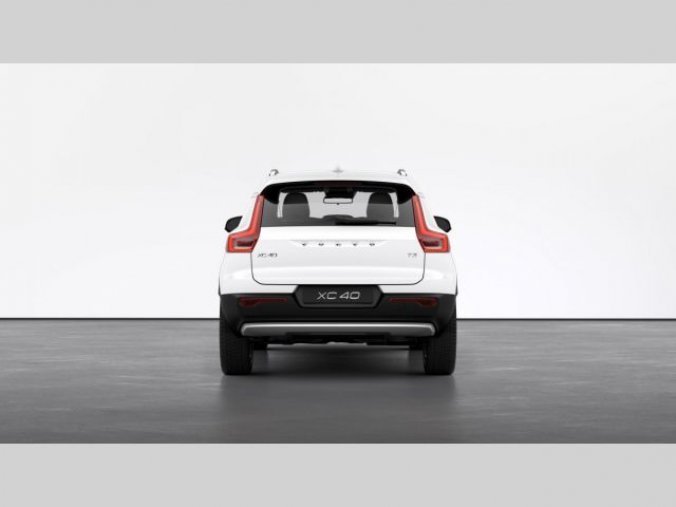 Volvo XC40, T3 1.5L 163 HP MOMENTUM AT8 FW, barva bílá