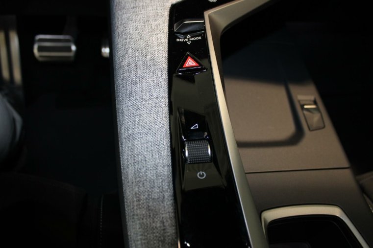 Peugeot 3008, Peugeot 3008 GT Hybrid 136 e-DCS6, barva modrá