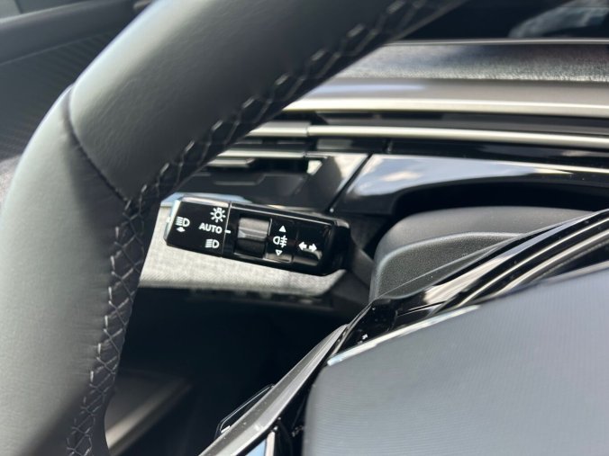 Peugeot 5008, Peugeot 5008 ALLURE Hybrid 145 e-DCS6, barva modrá