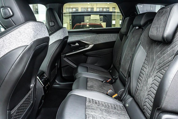 Peugeot 5008, Peugeot 5008 1,2 GT Hybrid 145 e-DCS6, barva modrá