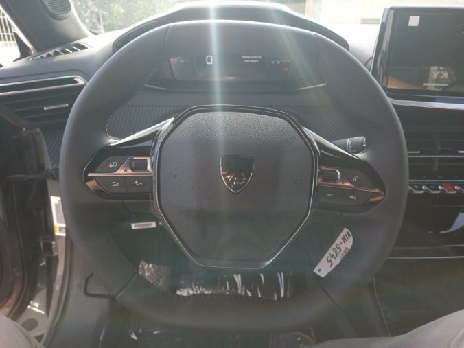 Peugeot 2008, Peugeot 2008 ALLURE 1.2 PureTech 7 let zár., barva šedá