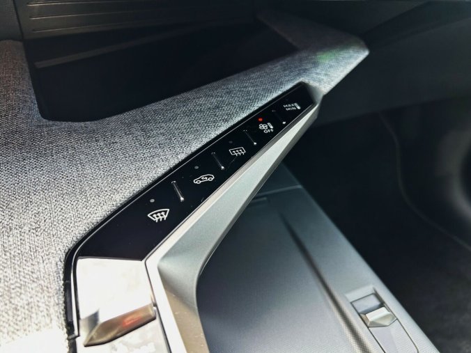 Peugeot 5008, Peugeot 5008 GT Hybrid 145 e-DCS6, barva šedá