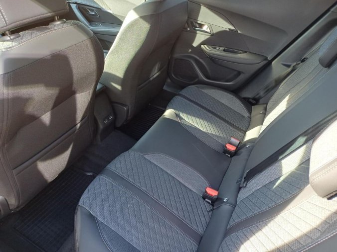 Peugeot 2008, Peugeot 2008 ALLURE 1.2 PureTech 100k Grip, barva modrá