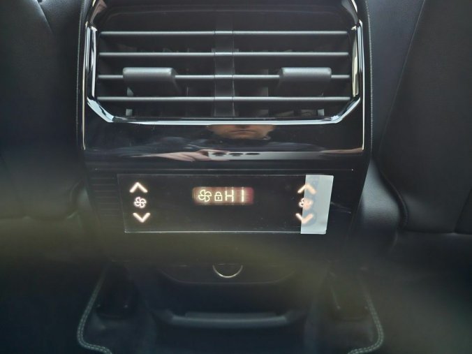 Peugeot 5008, Peugeot 5008 GT Hybrid 136 e-DCS6, barva šedá