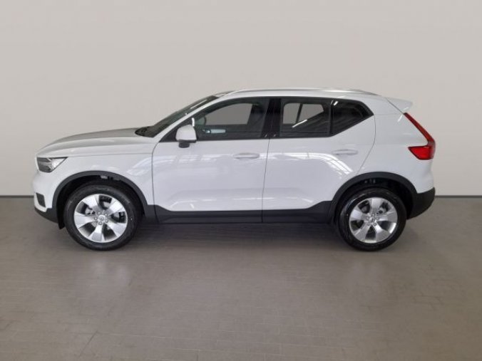 Volvo XC40, T3 1.5L 163 HP MOMENTUM PRO AT, barva bílá