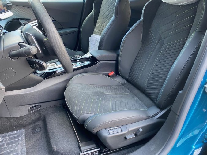 Peugeot 2008, Peugeot 2008 GT Hybrid 145 e-DCS6 - ALCANTARA - 4894, barva modrá