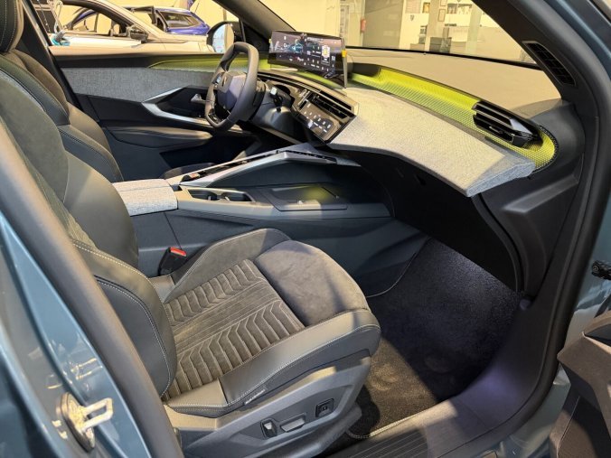 Peugeot 3008, Peugeot 3008 GT Hybrid 145 e-DCS6, barva modrá