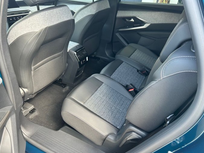 Peugeot 5008, Peugeot 5008 ALLURE Hybrid 145 e-DCS6, barva modrá