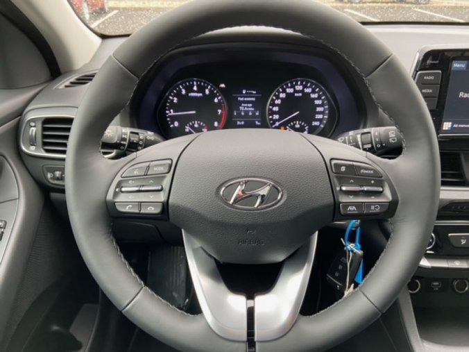 Hyundai i30, 1,5i 81 kW MT, barva červená