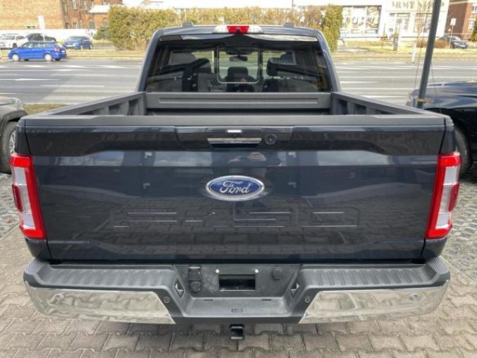 Ford F-150, SuperCrew 5,0 Lariat, barva šedá