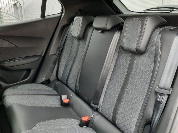 Peugeot 2008, Peugeot 2008 ALLURE Hybrid 145 e-DCS6, barva šedá