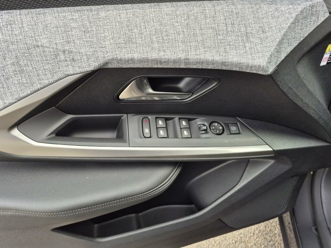 Peugeot 5008, Peugeot 5008 ALLURE Hybrid 145 e-DCS6, barva šedá
