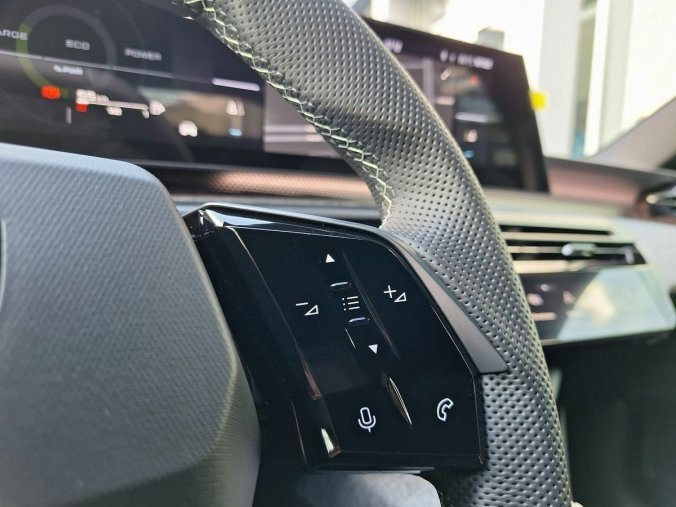 Peugeot 3008, Peugeot 3008 GT Hybrid 145 e-DCS6, barva modrá