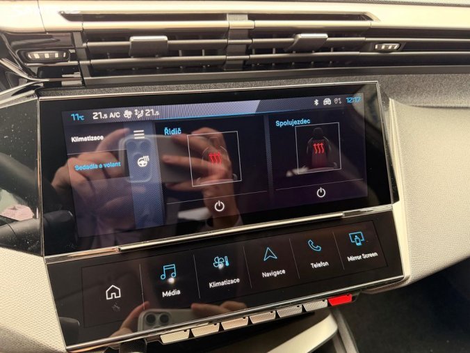Peugeot 408, Peugeot 408 ALLURE Hybrid 145 e-DCS6, barva bílá