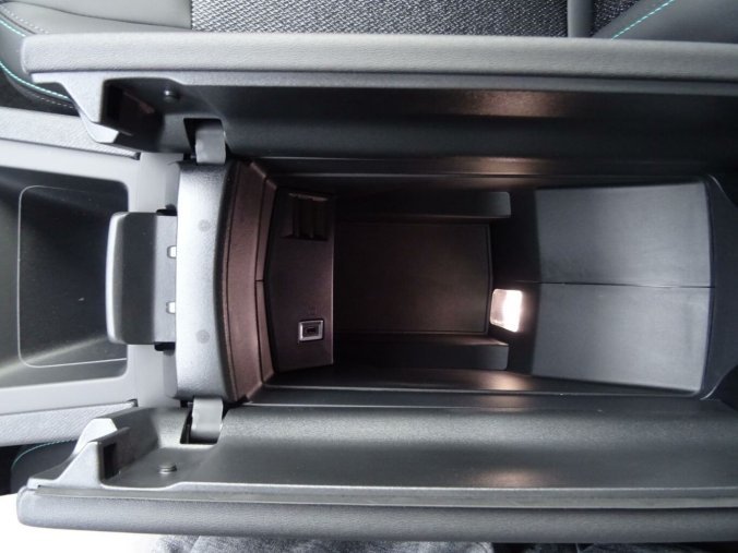 Peugeot 408, Peugeot 408 ALLURE Hybrid 145k e-DCS6, barva šedá