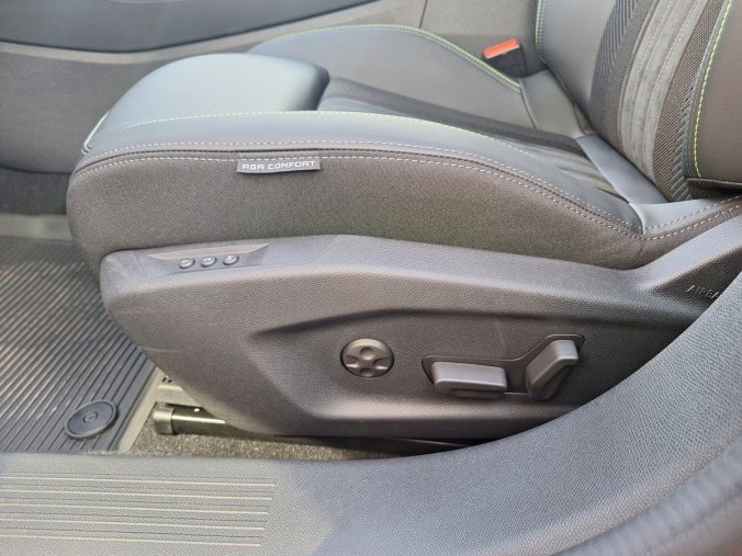 Peugeot 408, Peugeot 408 GT Hybrid 145 e-DCS6, barva červená