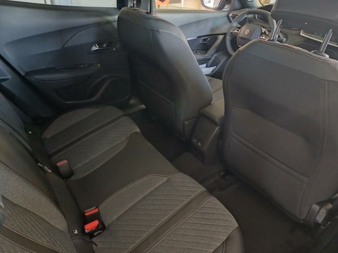 Peugeot 2008, Peugeot 2008 ALLURE 1.2 PureTech 7 let zár., barva modrá