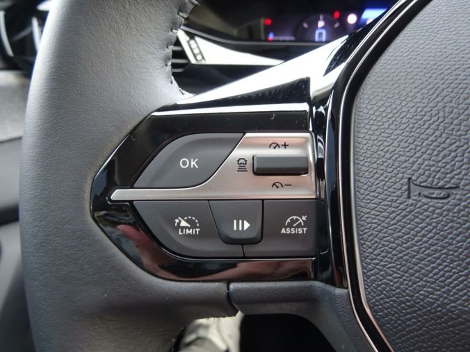 Peugeot 408, Peugeot 408 ALLURE Hybrid 145k e-DCS6, barva šedá