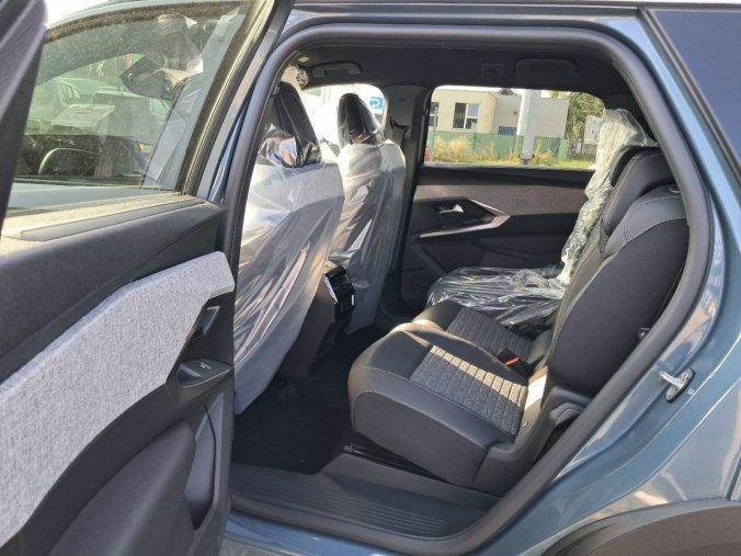 Peugeot 5008, Peugeot 5008 5008 ALLURE Hybrid 145 e-DCS6, barva modrá