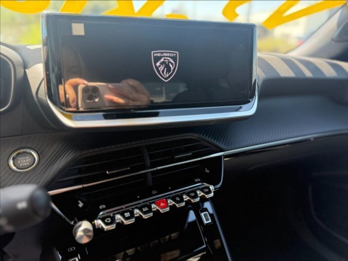 Peugeot 2008, Peugeot 2008 1,2 Hybrid 136 e-DCS6  ALLURE, barva modrá