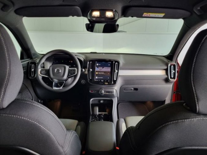 Volvo XC40, B4 2.0L 197+14 HP AT7 FWD PLUS, barva červená