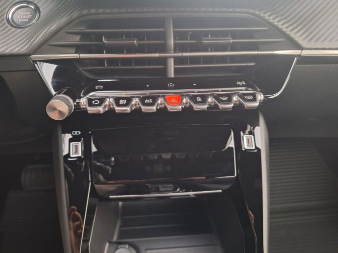 Peugeot 2008, Peugeot 2008 e-ALLURE 115 kW / 156 k (Bater, barva červená