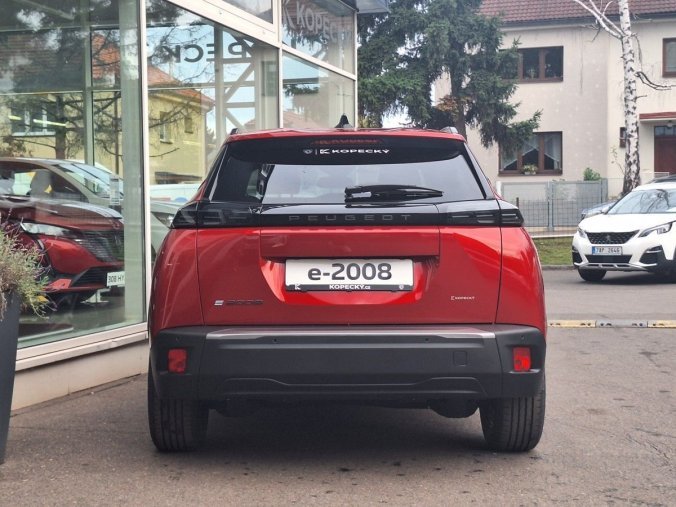 Peugeot 2008, Peugeot 2008 e-ALLURE 115 kW / 156 k (Bater, barva červená