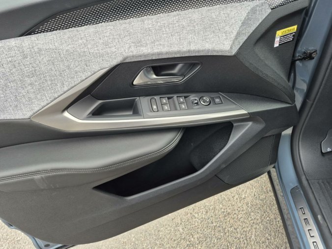 Peugeot 5008, Peugeot 5008 GT Hybrid 136 e-DCS6, barva modrá