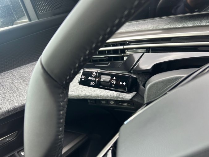 Peugeot 5008, Peugeot 5008 ALLURE Hybrid 145 e-DCS6, barva šedá