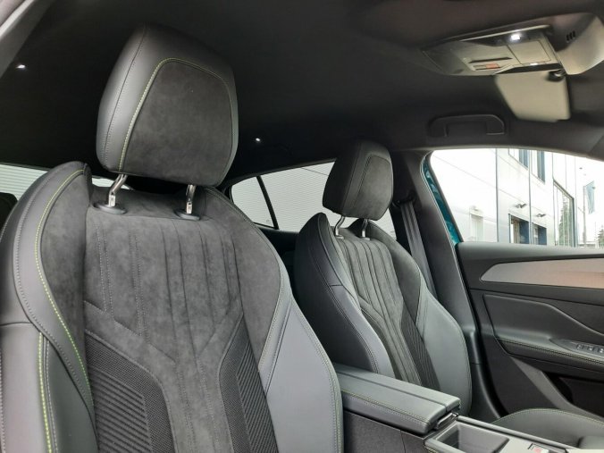 Peugeot 408, Peugeot 408 GT Hybrid 136 e-DCS6, barva modrá