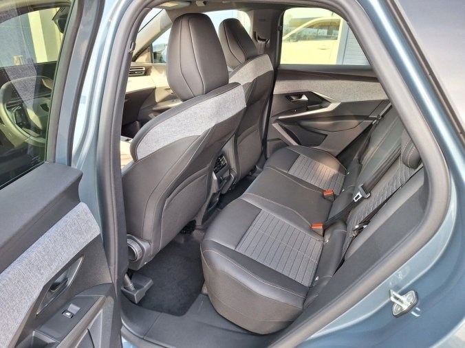 Peugeot 3008, Peugeot 3008 ALLURE Hybrid 136 e-DCS6, barva modrá