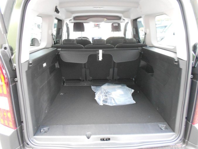 Peugeot Rifter, Peugeot Rifter LONG ALLURE BlueHDi 130 M6, barva zelená