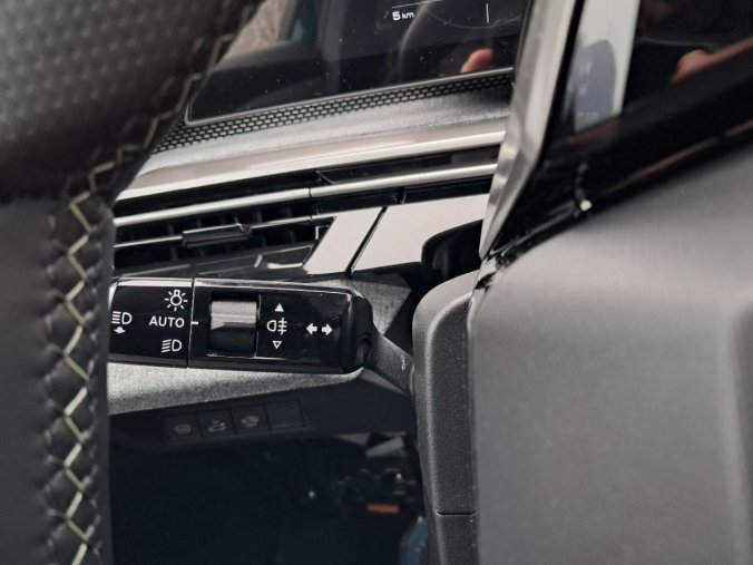 Peugeot 3008, Peugeot 3008 3008 GT Hybrid 145 e-DCS6, barva modrá