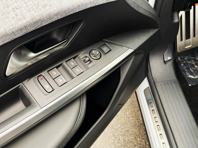 Peugeot 3008, Peugeot 3008 GT Hybrid 145 e-DCS6, barva bílá