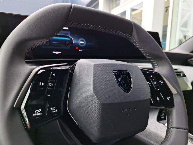 Peugeot 5008, Peugeot 5008 ALLURE Hybrid 145 e-DCS6, barva šedá