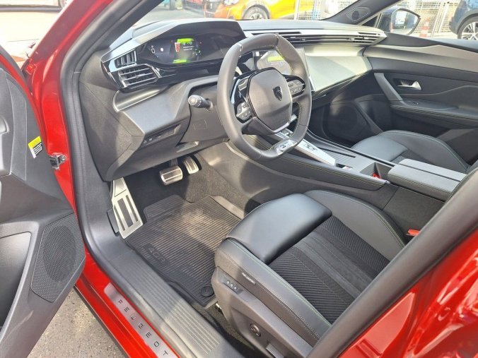 Peugeot 408, Peugeot 408 GT Hybrid 145 e-DCS6, barva červená