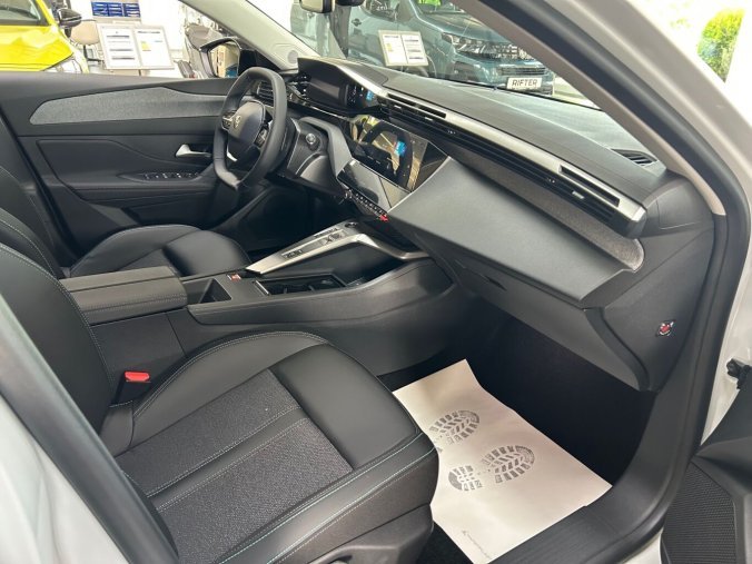Peugeot 408, Peugeot 408 ALLURE Hybrid 145 e-DCS6, barva bílá