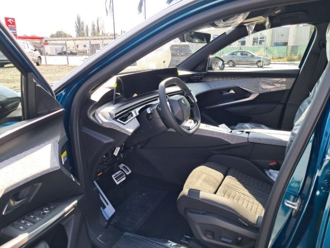 Peugeot 5008, Peugeot 5008 5008 GT Hybrid 145 e-DCS6, barva modrá