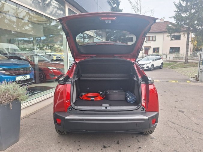 Peugeot 2008, Peugeot 2008 e-ALLURE 115 kW / 156 k (Bater, barva červená